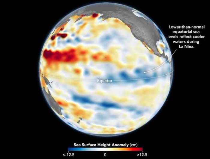 Mapa satelital del Pacífico ecuatorial que muestra anomalías del nivel del mar asociadas al regreso de La Niña en diciembre de 2025