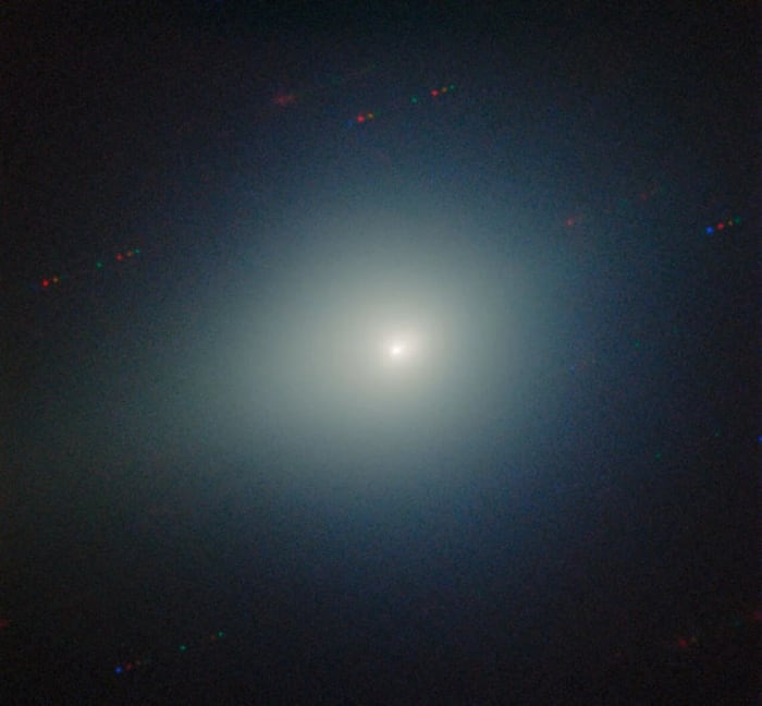 El cometa 3I/ATLAS mostrando un brillo verdoso característico en una imagen astronómica captada en 2025; fotografía científica