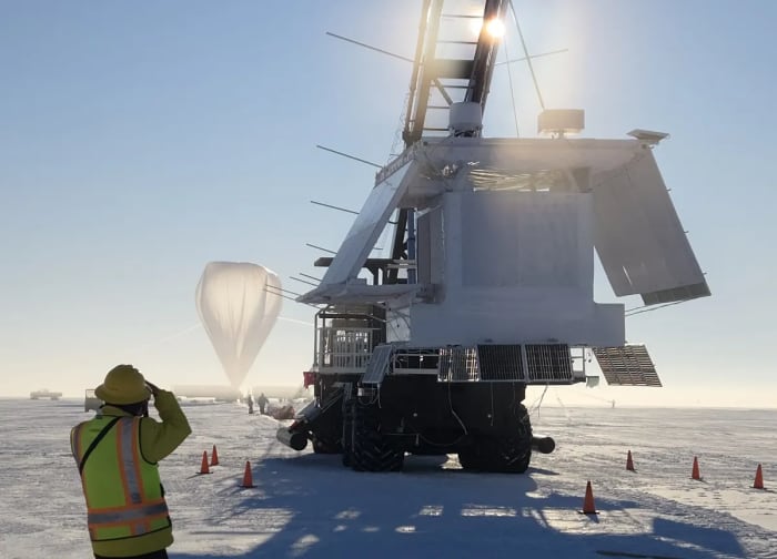 Equipo del experimento GAPS preparándose para el lanzamiento desde la Antártida