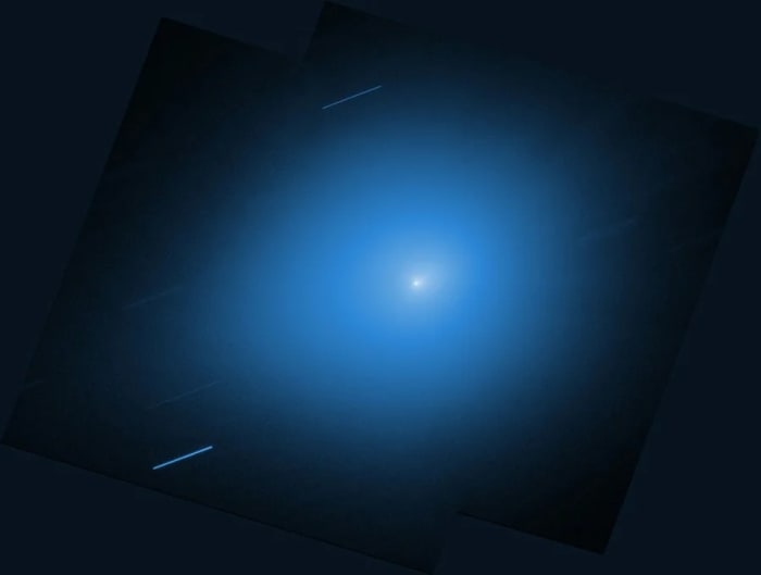 Imagen del cometa interestelar 3I/ATLAS con una amplia coma azul que rodea su núcleo brillante