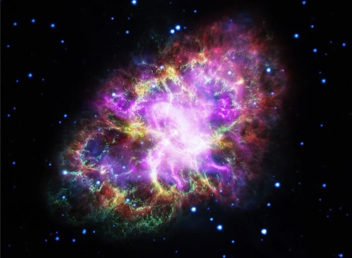 Vista multiespectral de la Nebulosa del Cangrejo combinando radio, infrarrojo, visible, ultravioleta y rayos X