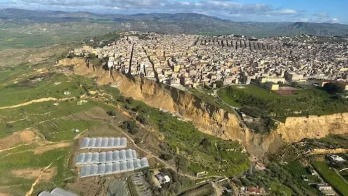 Vista aérea del municipio de Niscemi con amplias cicatrices de erosión en la ladera