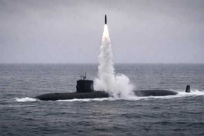 Submarino militar lanzando un misil desde el mar