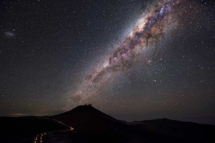 Cerro Paranal bajo la Vía Láctea con el Very Large Telescope en la cima