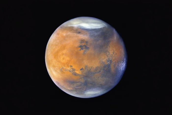 Representación de Marte con nubes de hielo y casquete polar norte vista en ultravioleta