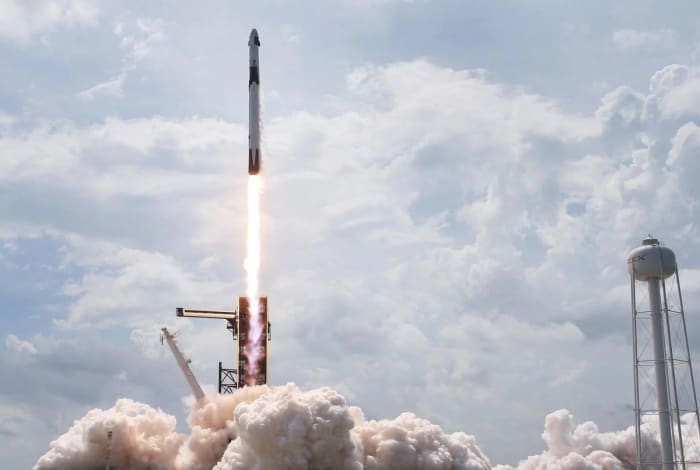 Falcon 9 despegando con la cápsula Crew Dragon rumbo a la ISS