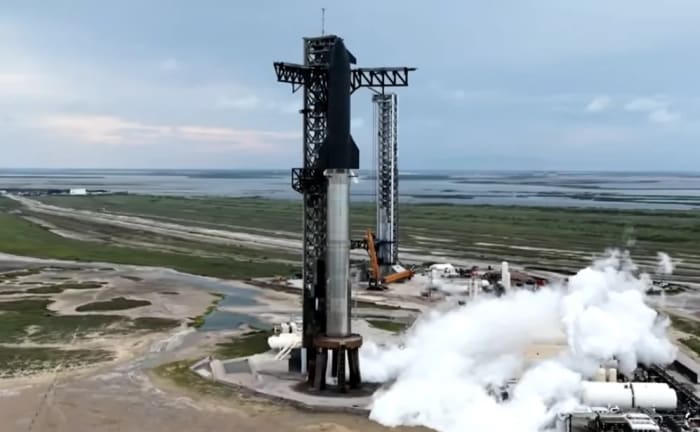 Cohete Starship de SpaceX en la plataforma de lanzamiento