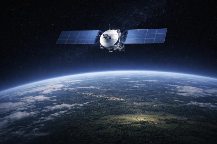 Satélite con paneles solares en órbita sobre la Tierra