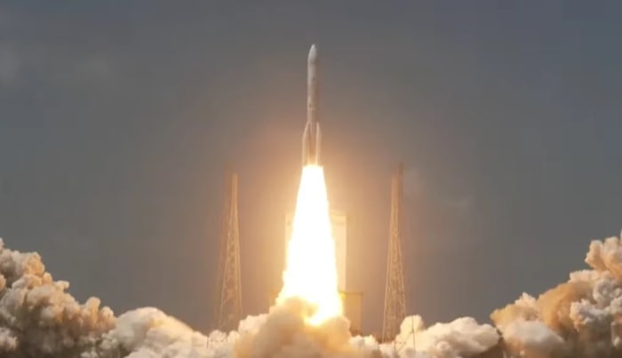 Despegue del cohete Ariane 64 desde el Centro Espacial de Guayana con cuatro propulsores encendidos