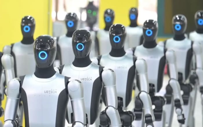 Fila de robots humanoides en una exposición tecnológica