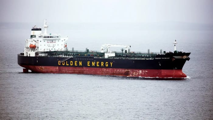 Petrolero Golden Energy navegando en mar abierto