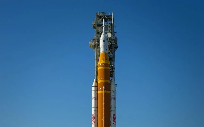 Cohete Artemis II y nave Orion en la plataforma 39B del Centro Espacial Kennedy antes de su misión lunar