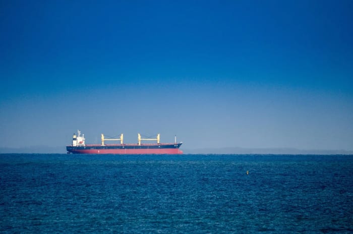 Petrolero navegando en el horizonte