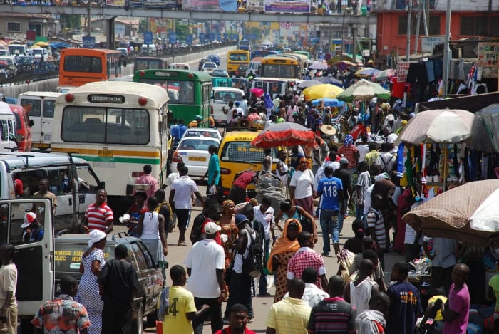 Calle concurrida y tráfico urbano en una ciudad africana