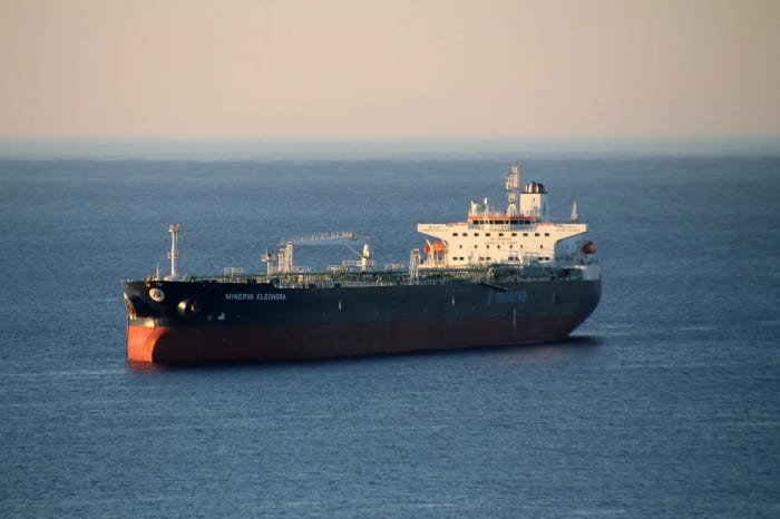 Petrolero navegando en aguas abiertas
