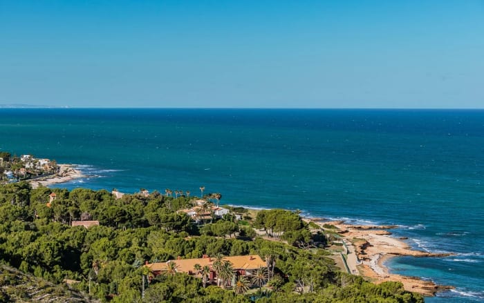 Vista de la costa mediterránea en Dénia, España