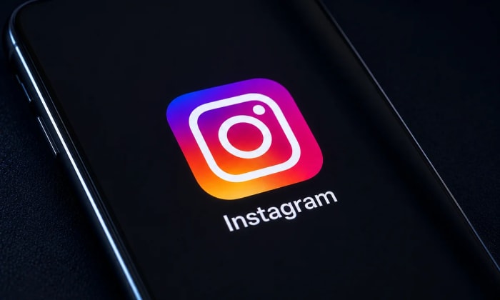 Logotipo de Instagram mostrado en la pantalla de un teléfono inteligente