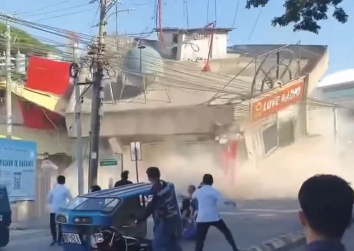 Edificio colapsando durante el terremoto que sacudió Mindanao, Filipinas.
