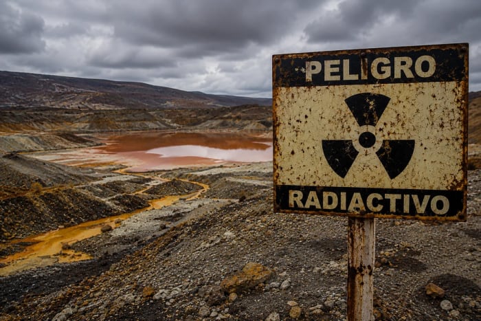 Cartel de peligro radiactivo en zona contaminada