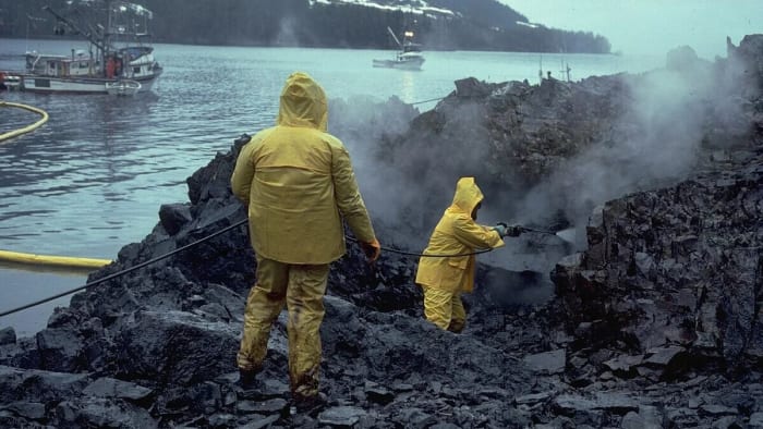 Trabajadores limpiando crudo adherido a las rocas en la costa de Alaska tras el derrame del petrolero Exxon Valdez