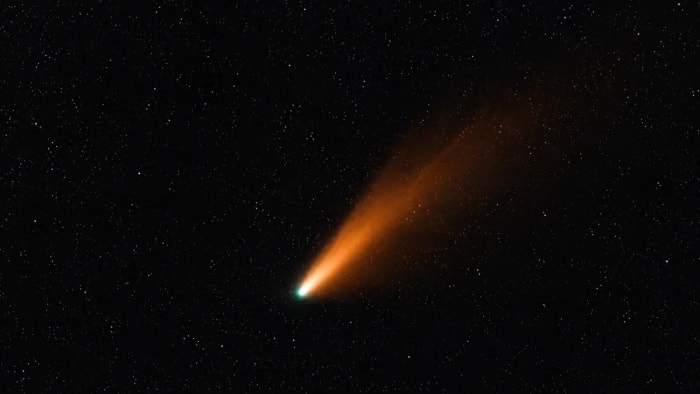 Cometa interestelar 3I/ATLAS cruzando el espacio profundo