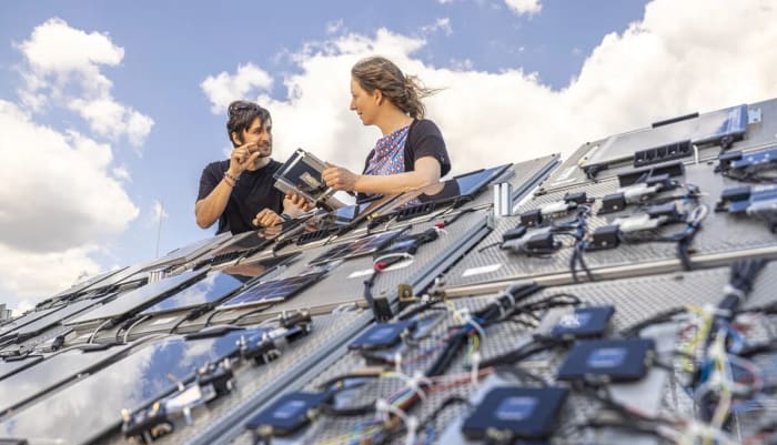 Laboratorio al aire libre con paneles solares.