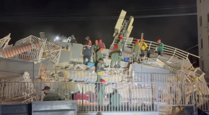 Rescatistas en edificio colapsado tras sismo en Venezuela