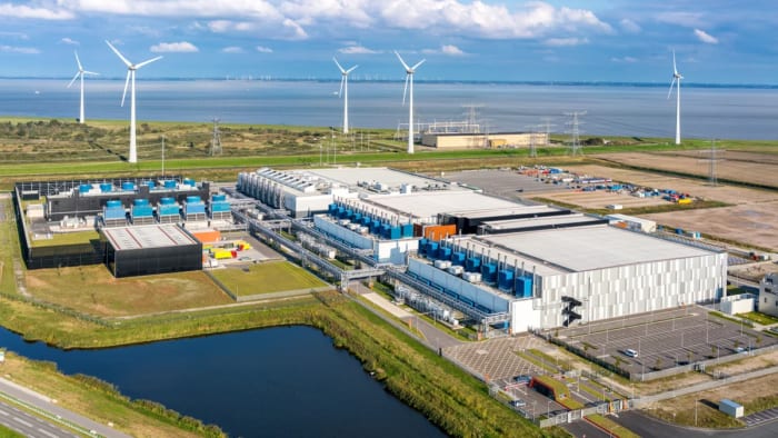 Aerogeneradores cerca de un centro de datos de Google en Países Bajos