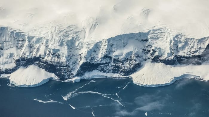 Hielo antártico junto a la costa rocosa de la Tierra de la Reina Maud