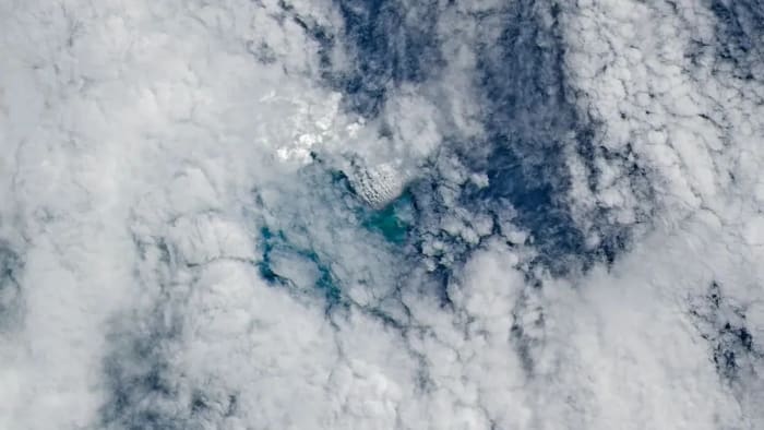 Columnas de ceniza y vapor emergen de una plataforma volcánica submarina vistas desde satélite
