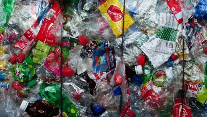 Botellas y envases de plástico compactados para reciclaje