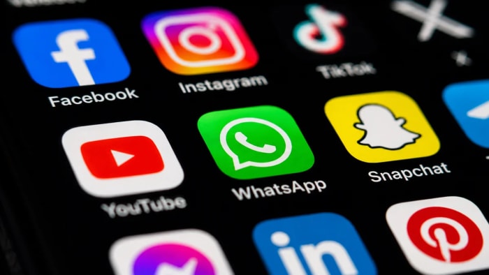 Iconos de redes sociales en la pantalla de un móvil