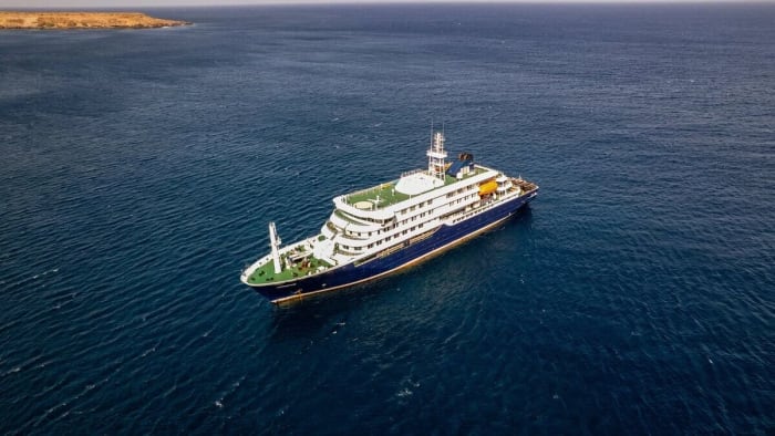 Crucero de expedición navegando en mar abierto