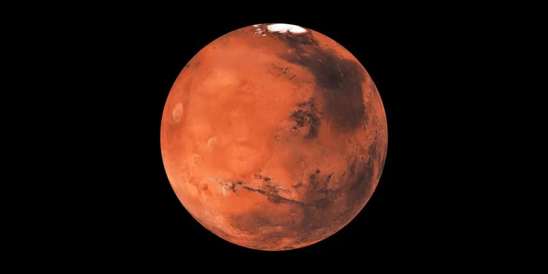 Imagen de Marte, el planeta rojo, destacando sus polos helados y vastos desiertos arenosos.