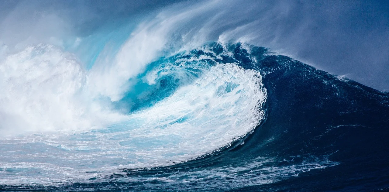 Ola de tsunami poderosa elevándose en el océano