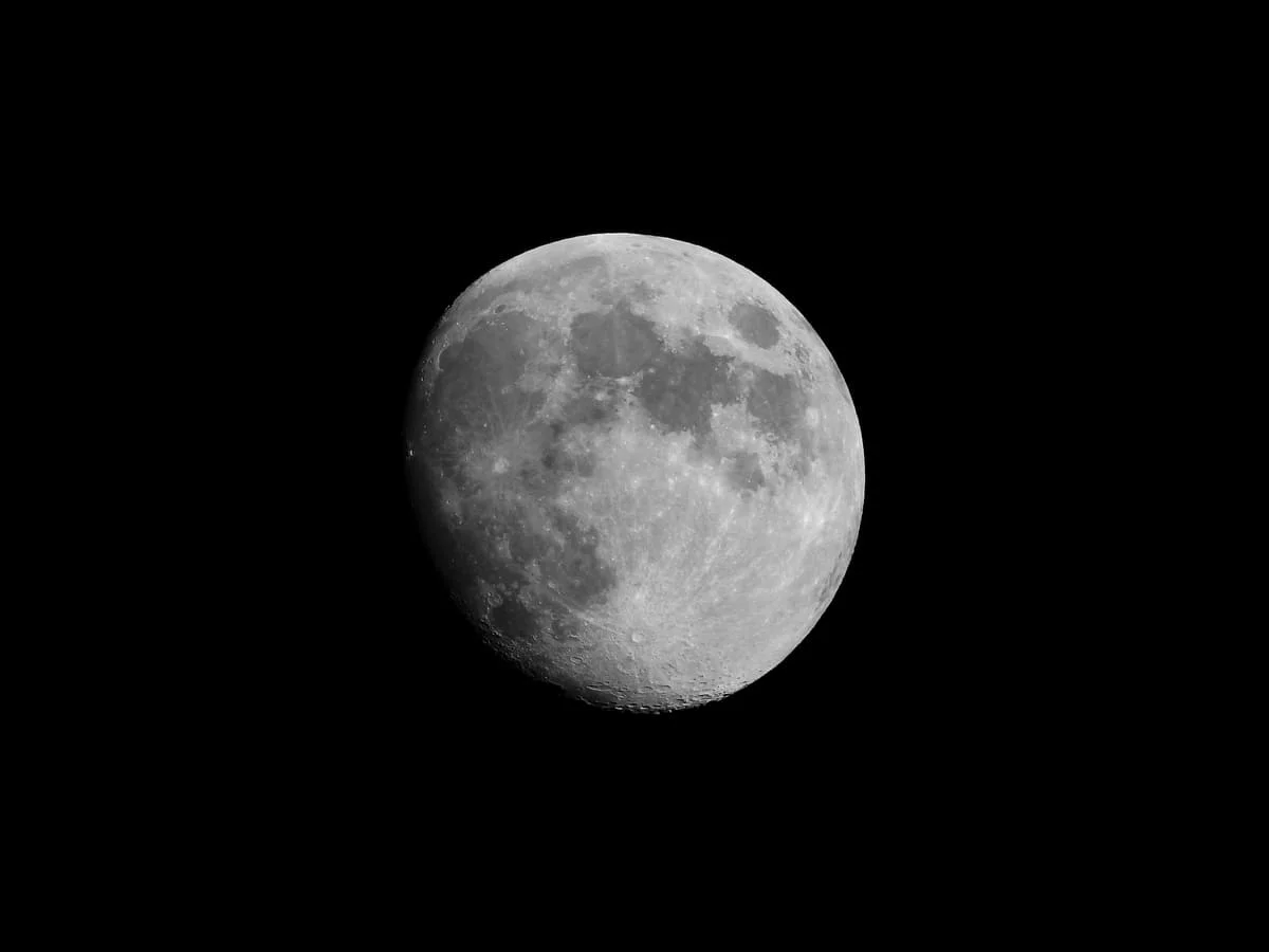 La luna en su fase cuarto creciente, vista desde la Tierra