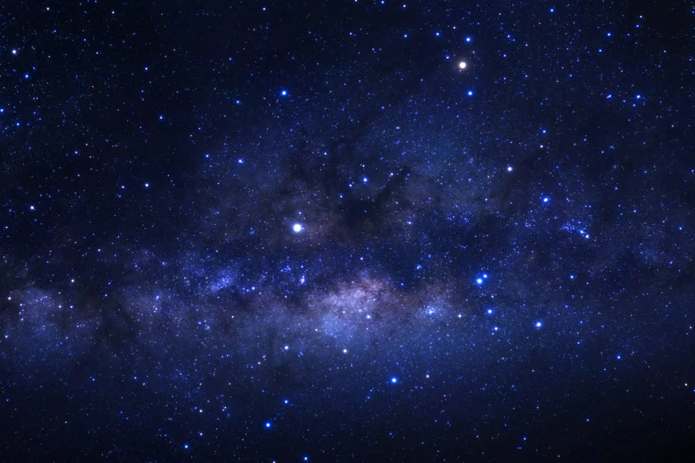 Vista panorámica del cielo nocturno iluminado por innumerables estrellas, destacando la diversidad y belleza del cosmos