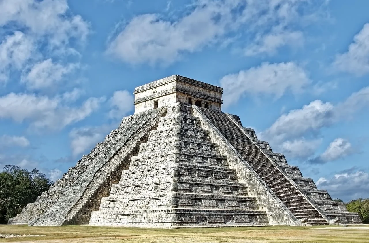 Vista del Templo de Kukulcán en Chichén Itzá, maravilla del mundo maya