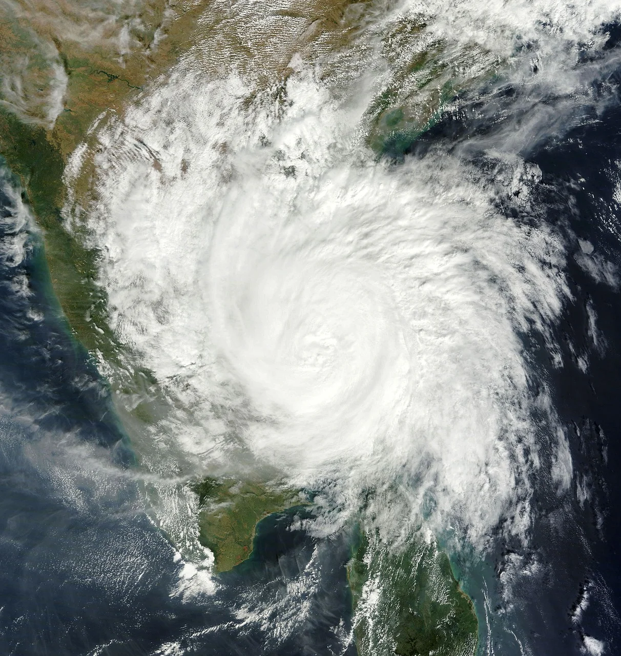 Vista satelital de un ciclón tropical acercándose a la costa con el distintivo ojo claro en el centro