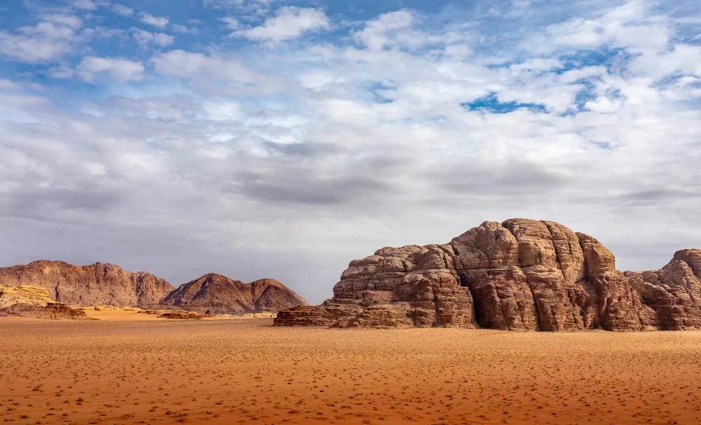 Paisaje desértico bajo el sol intenso, ilustrando el calor extremo del desierto