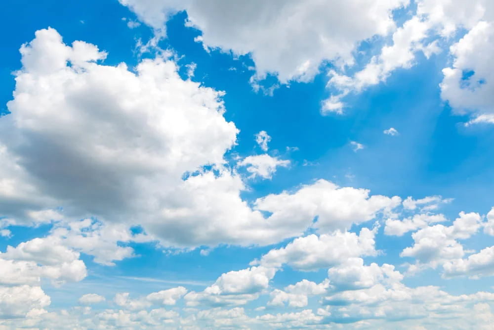 Diferentes tipos de nubes en el cielo ilustrando su diversidad y características