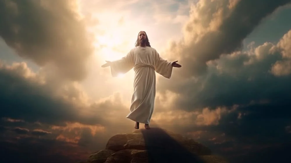 Imagen ilustrativa de Jesús de Nazaret con túnica blanca, de pie en una montaña con los brazos abiertos y el cielo nublado al atardecer de fondo