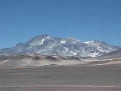 El volcán Ojos del Salado, el volcán más alto del mundo, sobresaliendo en el paisaje árido de los Andes