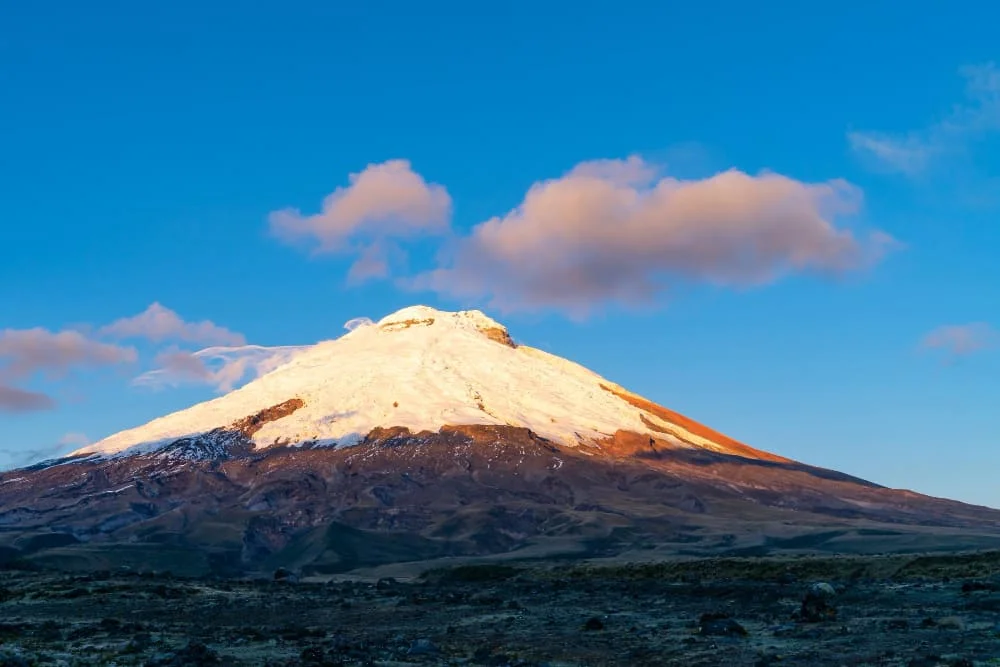 El majestuoso Cotopaxi en Ecuador, mostrando su icónica forma cónica y nieve en la cumbre