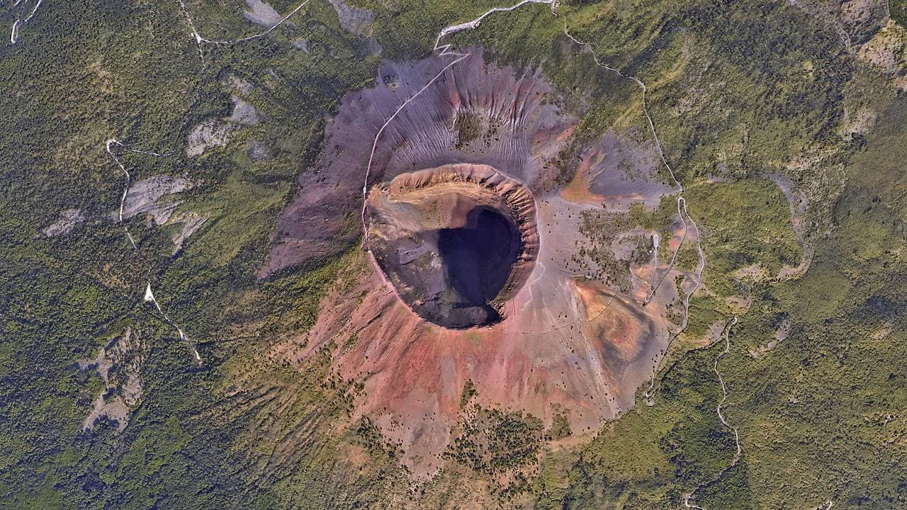 El histórico Monte Vesubio, conocido por su erupción que destruyó Pompeya y Herculano