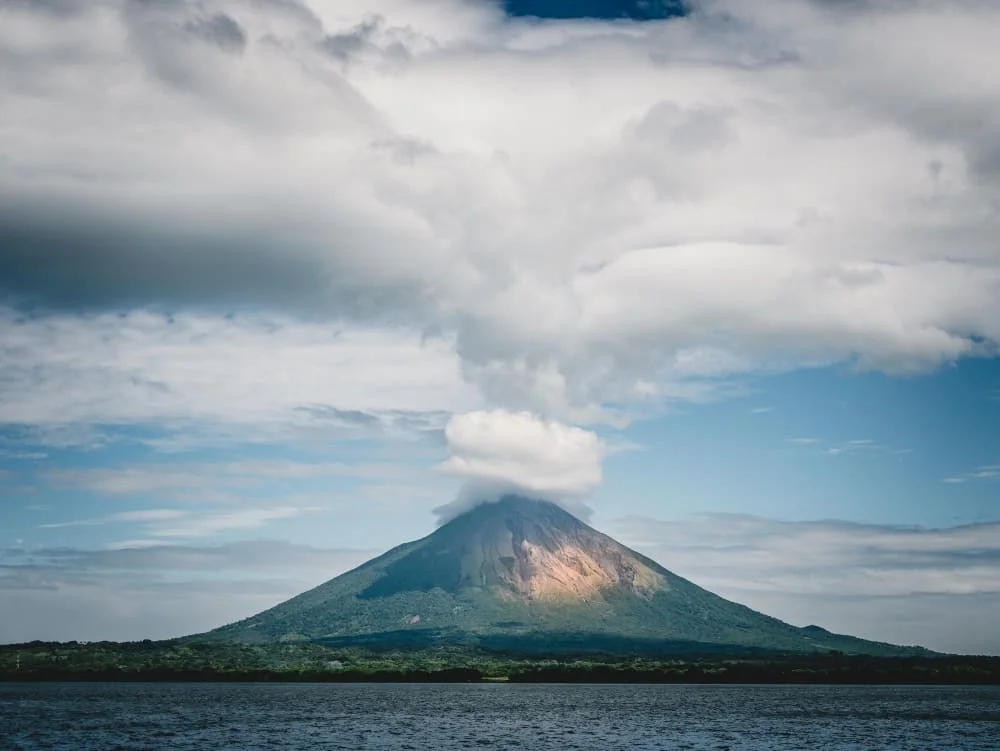 Krakatoa erupting, una imagen poderosa de una de las erupciones más destructivas