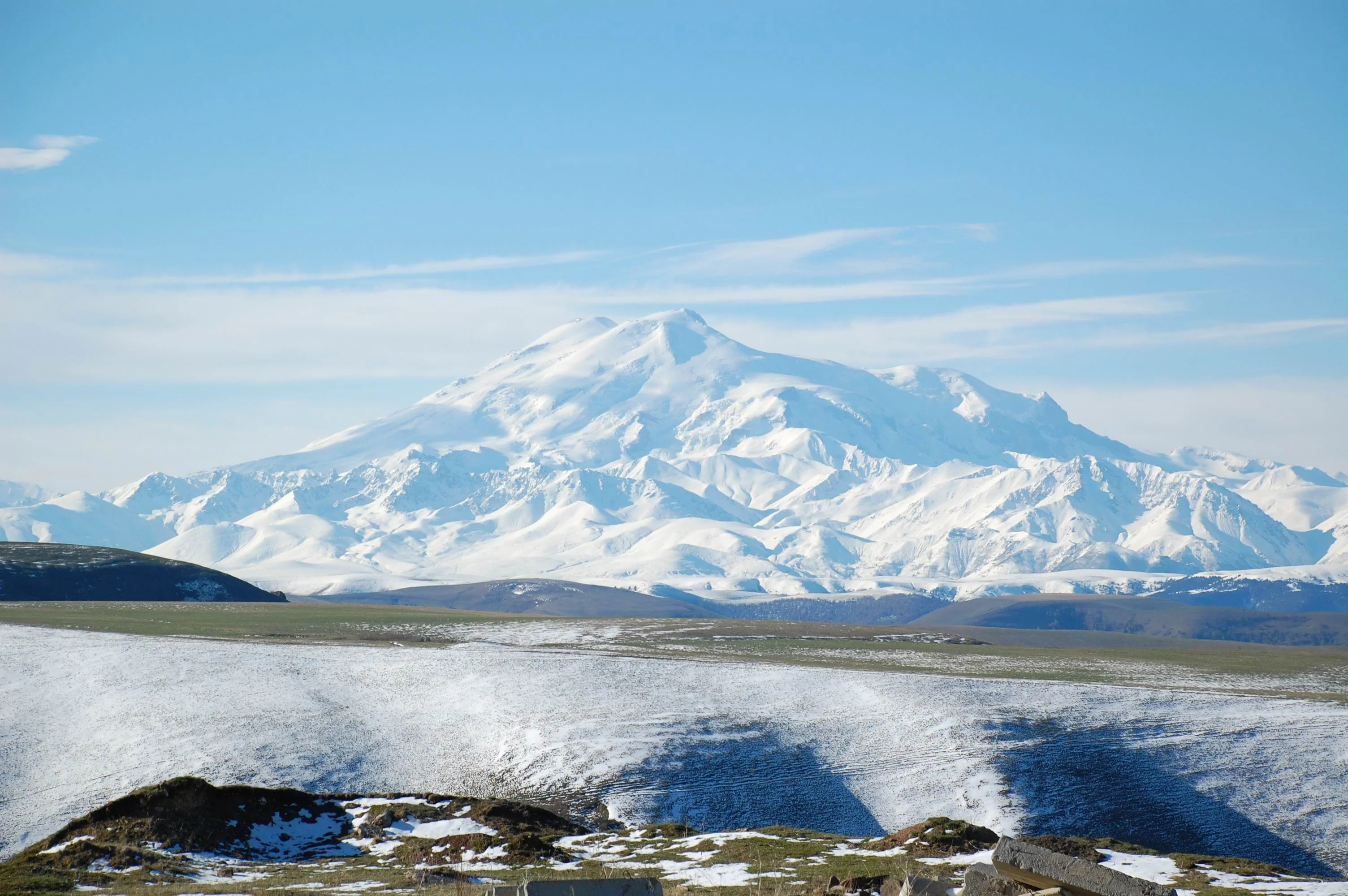 El Monte Elbrus bajo un cielo claro, destacando su imponente presencia en el Cáucaso