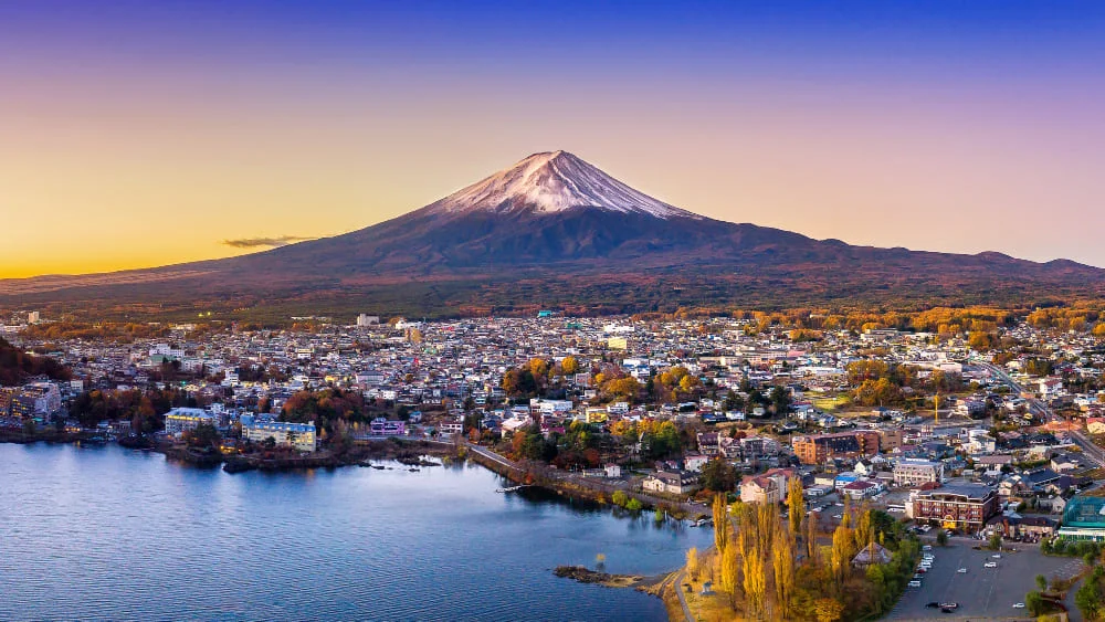 El icónico Monte Fuji en Japón, con su cima nevada y simetría perfecta