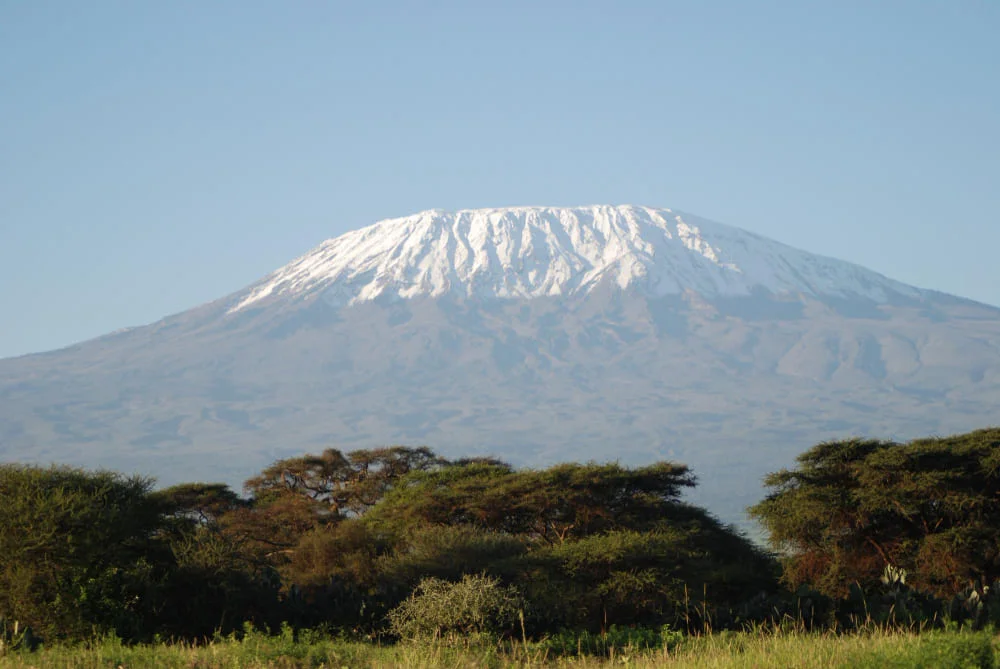 El Monte Kilimanjaro en Tanzania, con su cima nevada destacando sobre la sabana