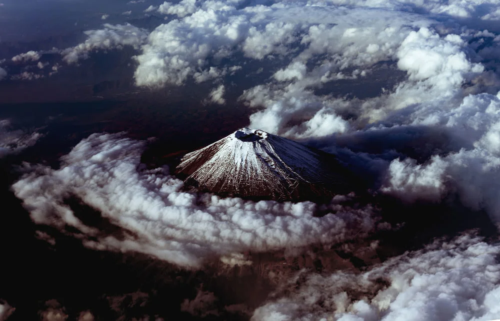 Vista detallada de un volcán prominente, mostrando características geológicas distintivas y su paisaje circundante